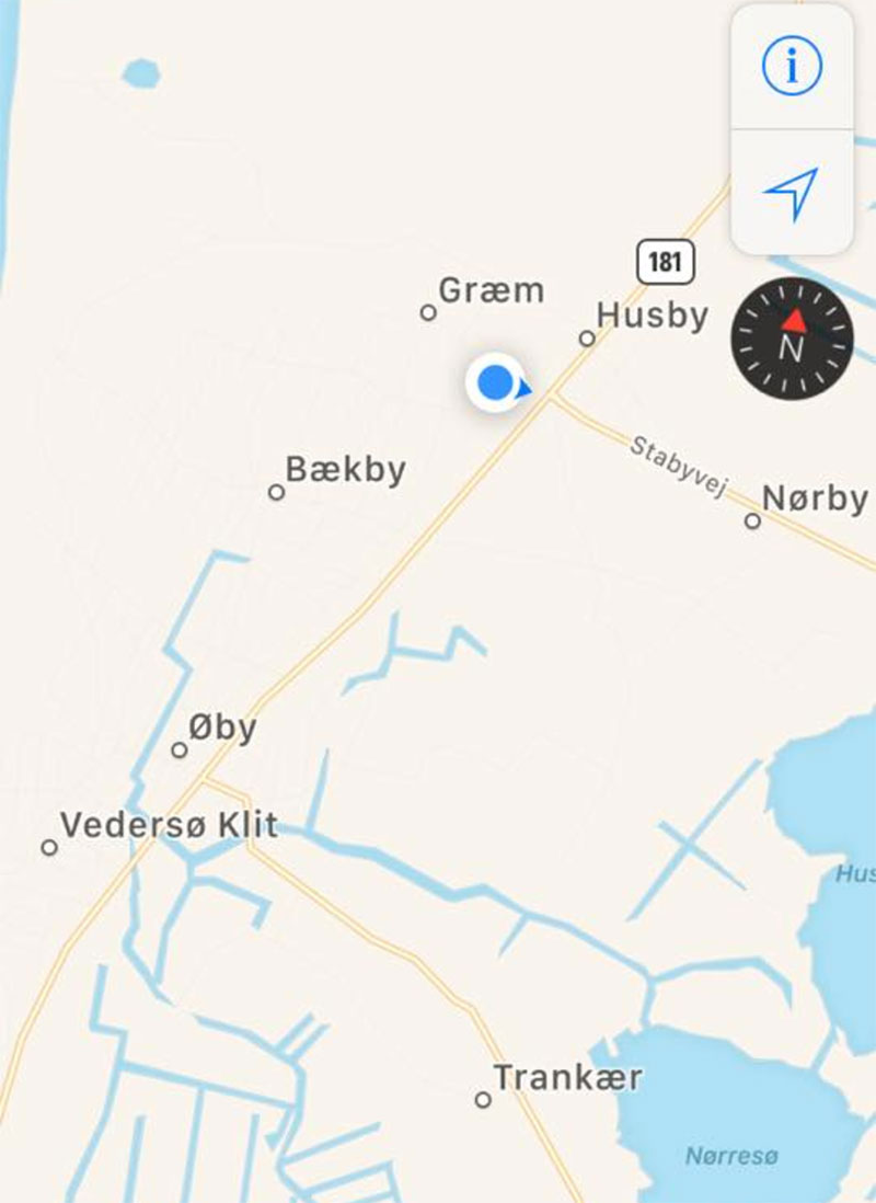 Man finder legepladsen i Husby ved at parkere ved Plantørgården, Bækbyvej 4, hvorefter man bevæger sig til fods ind forbi Koglehuset og søen!