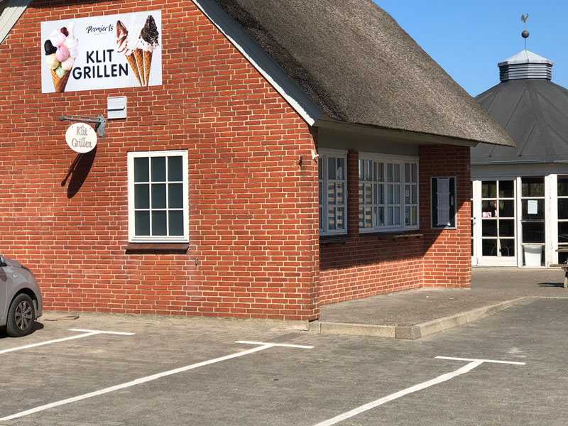 Klit Grillen i Vedersø Klit sælge udover lækker isvafler også traditionel grillmad som take-away