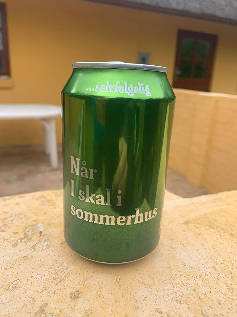 Man kan også bare drikke en iskold sommerhus øl i Vedersø Klit - sommerhuset ved Vesterhavet.