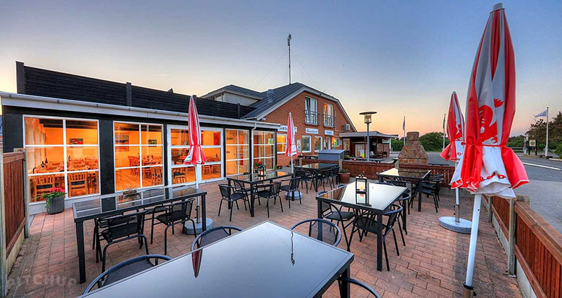 Vedersø Klit Camping har en lille Café - det er 500 meter fra sommerhuset