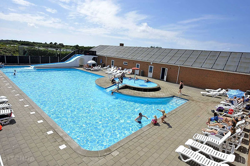 Stor udendøres swimmingpool ved campingplads 500 meter fra sommerhuset